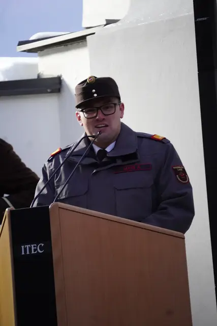 Feuerwehrkomandant Andreas Muig schilderte den Anschaffungsprozess des neuen Fahrzeugs.  | Foto: AMG