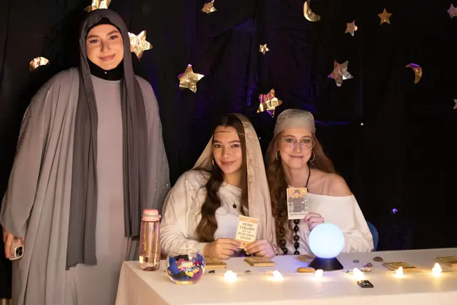 Für Schmunzeln sorgte die Station der „Wahrsagerinnen“, die humorvoll die Zukunft mit einer HAK-Ausbildung voraussagten. | Foto: Klaus Zettler