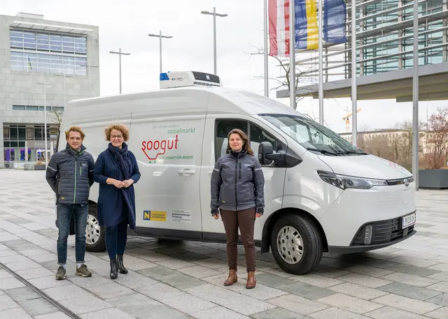 Übergabe des neuen Kühlwagen mit Soogut Geschäftsführer Wolfgang Brillmann, Sozial-Landesrätin Christiane Teschl-Hofmeister und Rebekka Gäßler, Soogut Marktleiterin in Ternitz. | Foto: NLK Burchhart
