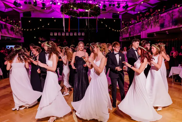 Im Lichtermeer des Stadtsaals: Die feierliche Polonaise der Ballköniginnen und Ballkönige, ein emotionaler Höhepunkt für alle Anwesenden. | Foto: Peter Buchgraber