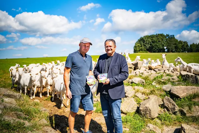 Fritz Mitterhumer (r.), Geschäftsführer der Bio-Käserei Schlierbach, setzt auf eine enge Zusammenarbeit mit regionalen Bio-Betrieben, wie jenem Hof von Franz Haslehner (l.) in St. Agatha im Bezirk Grieskirchen. | Foto: SPAR/Simon Fischler