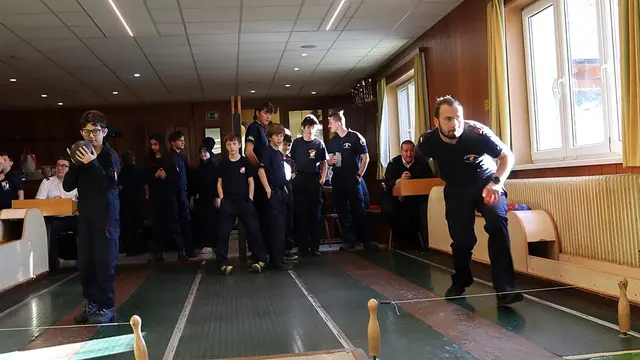 Auf drei Bahnen absolvierten die Jugendlichen in kameradschaftlicher Atmosphäre jeweils 18 Schübe.  | Foto: BFV Leoben/Hubert Demmerer