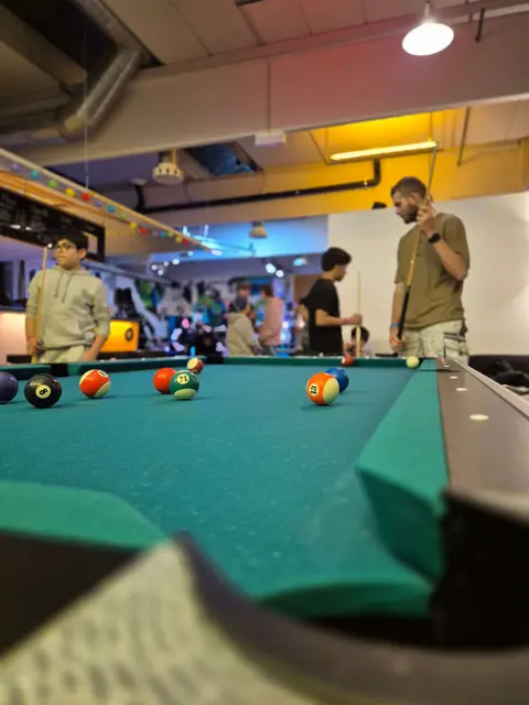 Die Jugendlichen mussten beim Turnier ihre Vielseitigkeit unter Beweis stellen, z.B. im Billardspiel. | Foto: Jugendzentrum Smile, Reutte