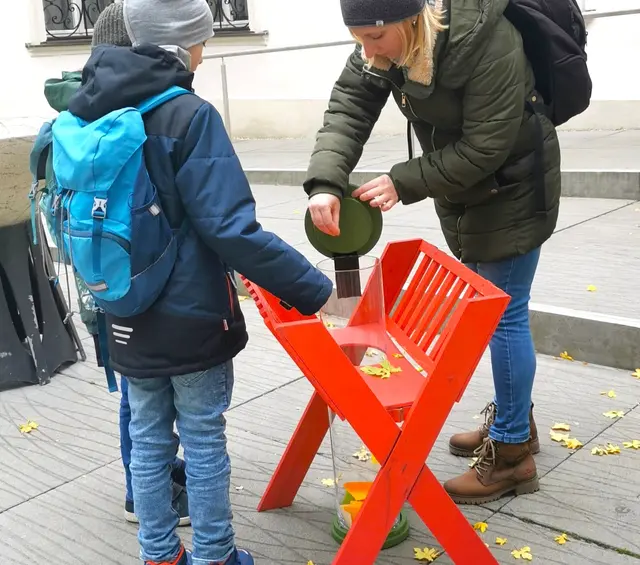 In der "Roten Krippe" im Brunnehof werden Weihnachtswünsche gesammelt, für die im Zuge der Sonntagsgottesdienste gebetet wird. | Foto: Kircheneck