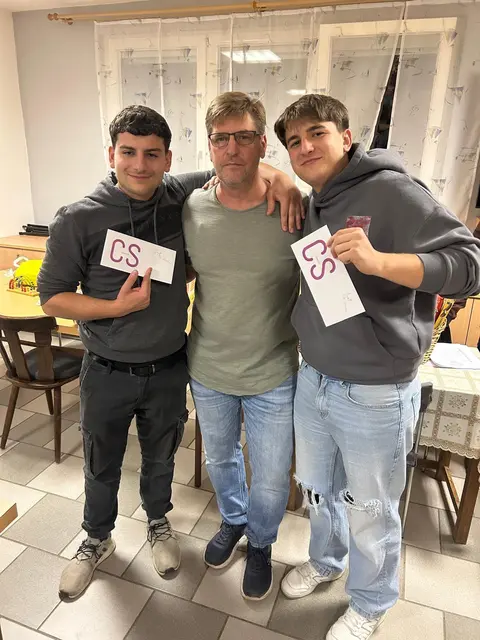 Jakob Hetfleisch und Phillip Hasler waren die Sieger. Obmann Christoph Schlaffer gratulierte. | Foto: Werner Pilwax