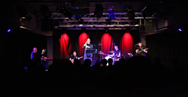 Andreas Thalhammer "Der SchlaWiener" &amp; Band – ein sensibles Klangkollektiv, das Hirschs Kosmos neu öffnete.