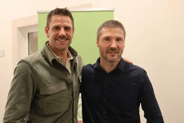 Gebi Mair gratulierte Stefan Zeiler (re.), der bei der Versammlung in Wörgl zum Grünen Bezirkssprecher gewählt wurde.  | Foto: grüne tirol