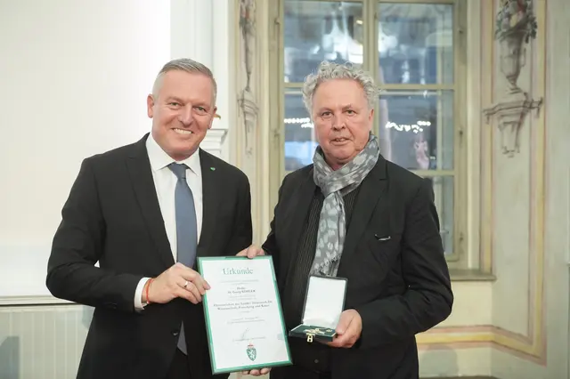 Ehrenzeichen des Landes Steiermark für Wissenschaft, Forschung und Kunst: Georg Köhler und LH Mario Kunasek (l.) 
 | Foto: Land Steiemark/Fischer