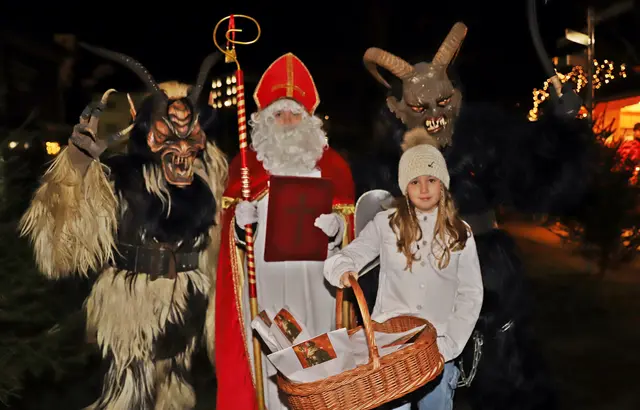 Musik und Brauchtum schaffen am Ebenseer Weihnachtsmarkt eine warme Atmosphäre für große und kleine Gäste. | Foto: Hörmandinger