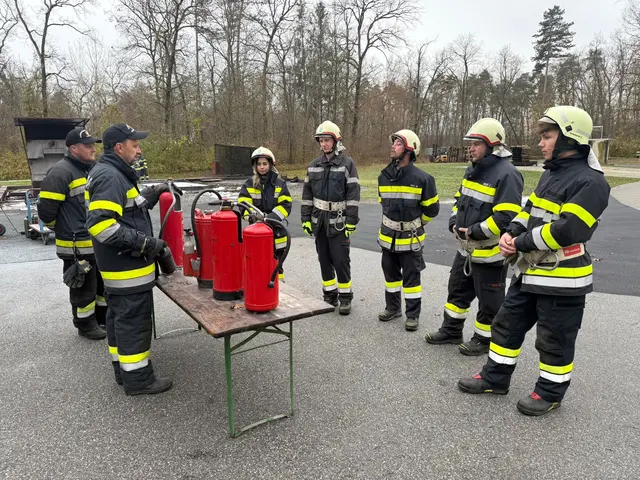 Junge Feuerwehrleute sowie Quereinsteigerinnen und Quereinsteiger absolvierten gemeinsam die Grundausbildung 2. | Foto: Waltl