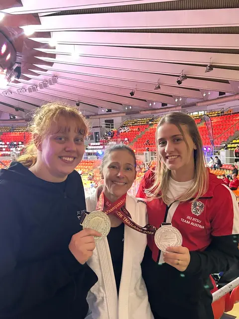 Marion Tremel mit ihren Coaches Elsa Braun (l.) und Lisa Fuhrmann (r.). | Foto: Lisa Fuhrmann