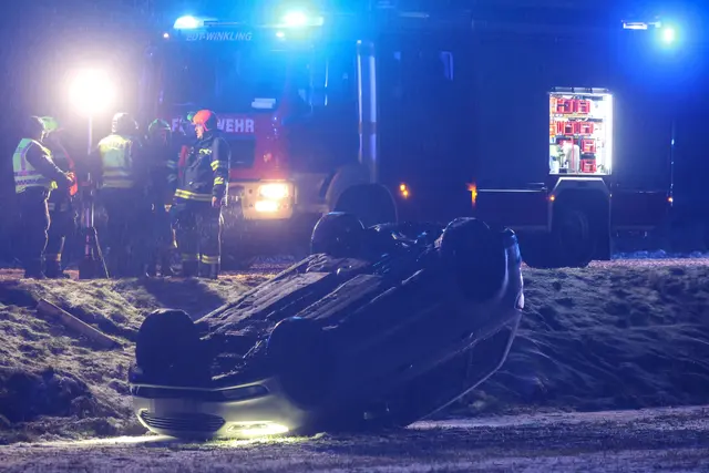Bei winterlichen Bedingungen verliert ein Lenker in Edt bei Lambach die Kontrolle über sein Fahrzeug - es überschlägt sich und bleibt am Dach liegen. | Foto: laumat.at
