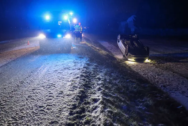 Bei winterlichen Bedingungen verliert ein Lenker in Edt bei Lambach die Kontrolle über sein Fahrzeug - es überschlägt sich und bleibt am Dach liegen. | Foto: laumat.at