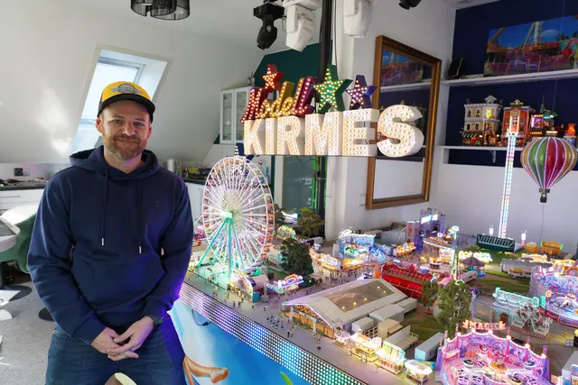 Tobias Augustin vor seinem eigenen, kleinen Vergnügungspark.  | Foto: Birgit Gehrke