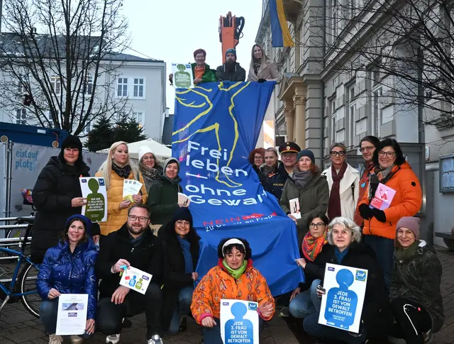 Die Aktion „16 Tage gegen Gewalt an Frauen“ findet
jährlich vom 25.11. bis zum 10.12. statt.
