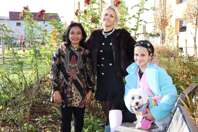 Corina Möser mit ihrer Tochter Vivien mit Minni sowie Sara, eröffnet Mitte Dezember im ehemaligen Ragusakeller ihr Lokal „Caramelo“.
 | Foto: Privat