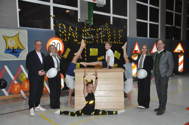 Obmann Gerald Hermüller, Vorturnerin Nadine Lohninger, Anton Grabner, Pia Bauer, Tobias Bauer, Ludwig Hermüller, Vorturnerin Isabella Freinberger und Bürgermeister Josef Wendtner (v.l.). | Foto: Anna Hermüller