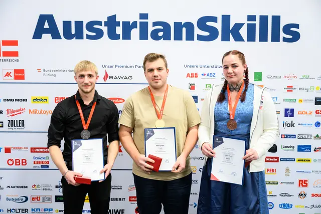 Der Geboltskirchner Metzger Klaus Sturmaier (Mitte) holte sich Gold in der Kategorie Fleischverarbeitung.  | Foto: ©SkillsAustria/Wieser/Slovencik