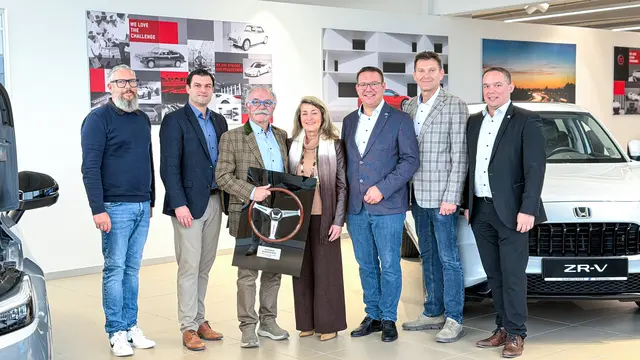 Bernhard Butter (Verkaufsleitung), David Slawitscheck, Heinrich Slawitscheck, Helga Slawitscheck, Bürgermeister Christian Haberhauer, Stadtrat Helfried Blutsch, Stadtrat Gerhard Irxenmaye (v.l.). | Foto: Slawitscheck