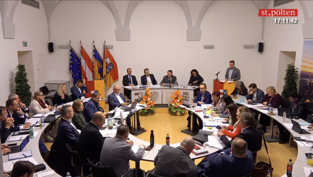 Über den (noch vorhandenen) Livestream konnte man die stundenlange Gemeinderatssitzung in St. Pölten verfolgen. | Foto: Stadtgemeinde St. Pölten (Livestream/Screenshot)