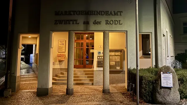 Bis 10. Dezember wird der Gang des Gemeindeamtes orange beleuchtet. | Foto: Enzenhofer
