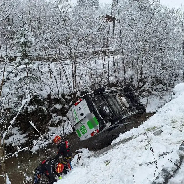 Der Transporter wurde mittels Kran geborgen. | Foto: Wasserrettung Bischofshofen