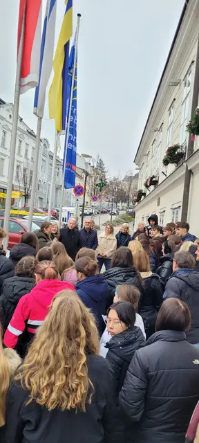 Die Fahne „Frei leben ohne Gewalt“ weht erneut vor dem Hollabrunner Rathaus. | Foto: Frauen für Frauen
