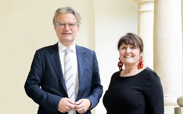 Christopher Drexler absolvierte am Dienstag seine letzte Landtagssitzung, dankende Worte gibt es von Landeshauptmann-Stellvertreterin Manuela Khom.  | Foto: StVP