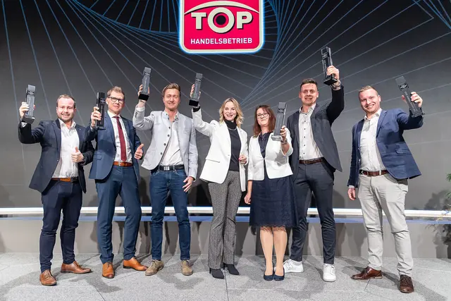 Die Trophygewinner 2025: Philipp Kastinger, Thomas Stix, Lukas Baschinger, Barbara Voglsam, Eveline Leitner, Moritz Gärner und Daniel Gassenbauer.
 

  | Foto: : Cityfoto