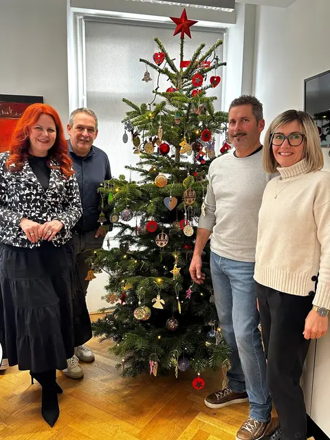 Der Volderer Bürgermeister Peter Schwemberger (2. v. l.) bei der Übergabe des Baums an Landesrätin Cornelia Hagele (1. v. l.) | Foto: Land Tirol 