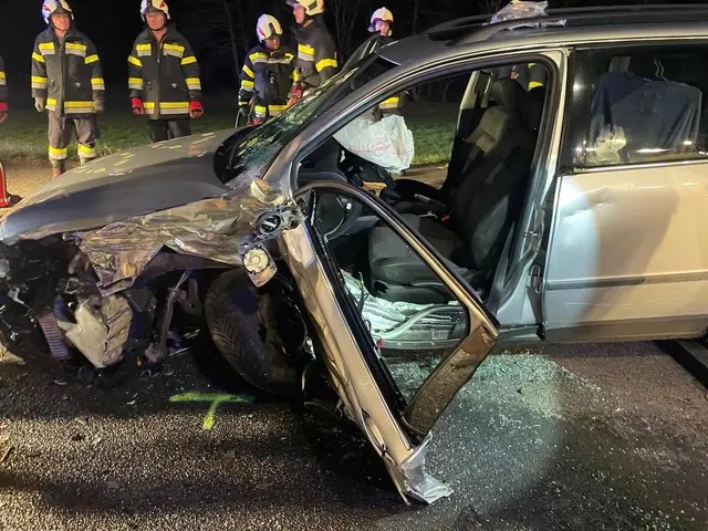 Beide Fahrzeuge erlitten beim Frontalzusammenstoß einen Totalschaden. | Foto: FF Tillmitsch