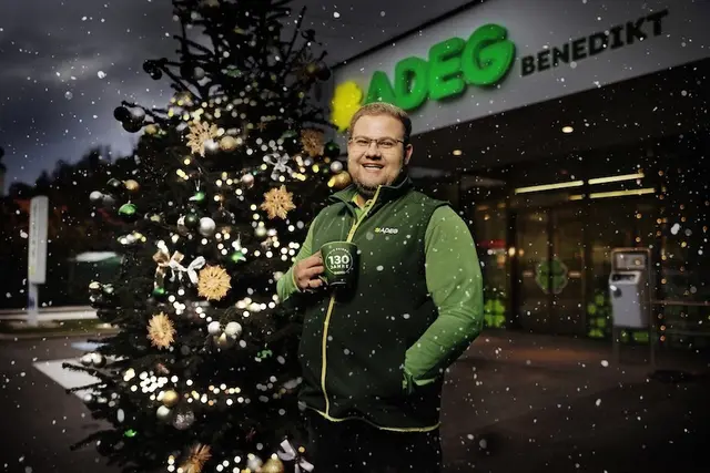 Auch in diesem Jahr setzt ADEG bei  Weihnachtskampagne auf die Einbindung  selbstständigen Kaufleute. Testimonial ist Stefan Benedikt aus Straßburg | Foto: REWE Großhandel GmbH - Konstantin Reyer