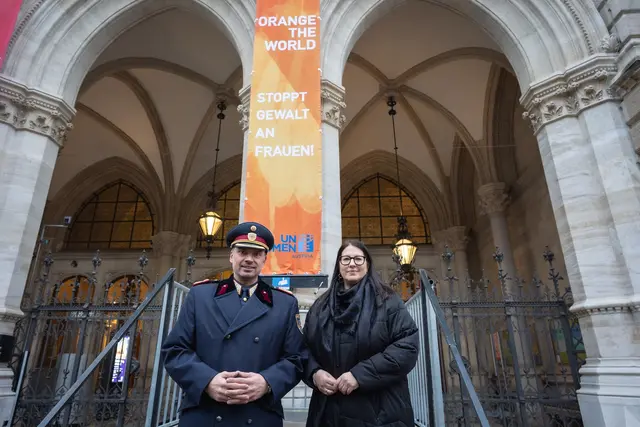 Landespolizeivizepräsident Dieter Csefan und Frauenstadträtin Kathrin Gaál (SPÖ) vor dem Wiener Rathaus. | Foto: David Bohmann/Stadt Wien