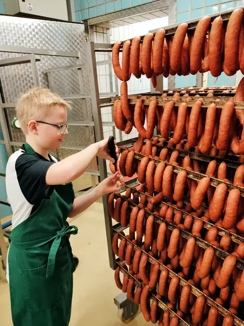 Ob Selchfleisch aus Weißkirchen, Käse aus dem Schilcherland oder würzige Schmankerln aus dem Vulkanland – wer in den GenussLäden einkauft, unterstützt heimische Produzentinnen und Produzenten – und schenkt mit Sinn.  | Foto: Genuss ab Hof