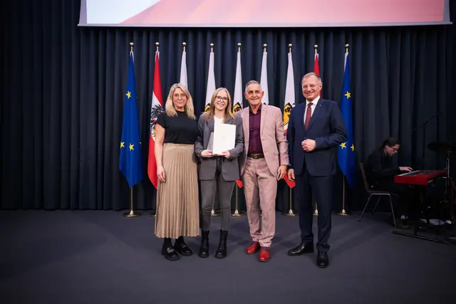 Jana Jungbauer (2.v.li.) beim Empfang mit Landeshauptmann Thomas Stelzer (re.). | Foto: Land OÖ