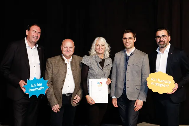 Geschäftsführer Michael Einböck (2.v.re.), Produktionsleiter Alfred Erkner-Sacherl (2.v.l.) und Birgit Neuhofer aus dem Personalmanagement (Mitte) nahmen die ineo-Auszeichnung entgegen. | Foto: Cityfoto/Tatiana Böcksteiner