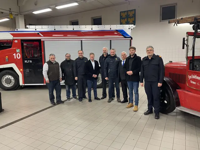 Vertreter der Stadt Krems kamen zur offiziellen Inbetriebnahme des neuen Feuerwehrfahrzeugs: Stadtrat Martin Sedelmaier, die Gemeinderäte Klaus Bergmaier und Robert Simlinger, Stadtrat Helmut Mayer, Feuerwehrkommandant Gerhard Urschler, Bürgermeister Peter Molnar, Gemeinderat Patrick Mitmasser und Kommandant-Stellvertreter Andreas Herndler – von links. | Foto: Stadt Krems