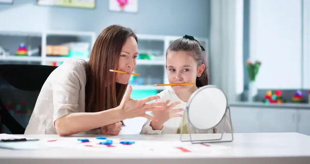 In einem MeinMed-Webinar erklärte eine Logopädin, wann Eltern hellhörig und aktiv werden sollten. | Foto: AndreyPopov/Smarterpix