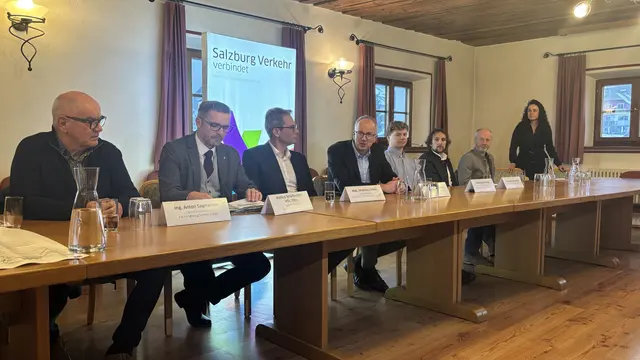 Bei der Pressekonferenz am 25. November 2025 in St. Michael im Lungau: Anton Sagmeister (Geschäftsführer Fanningbergbahnen GmbH), Markus Schaflechner (Geschäftsführer Regionalverband), Johannes Gfrerer (Geschäftsführer Salzburger Verkehrsverbund GmbH), Manfred Sampl (Obmann Regionalverband Lungau), Philipp Steinlechner (Geschäftsführer Bergbahnen Lungau GmbH &amp; Co), Georg Macheiner (KEM-Management Lungau), Hannes Bogensperger (Verkehrsplaner), Yvonne Rosenstatter (Bereichsleiterin Kommunikation &amp; Marketing, Salzburger Verkehrsverbund GmbH). | Foto: pjw