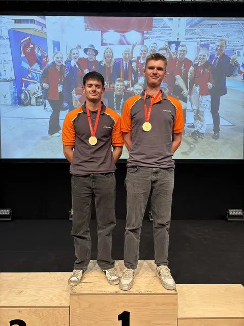 Julian Gintner und Michael Pomassl bei der Siegerehrung. | Foto: Leyrer + Graf