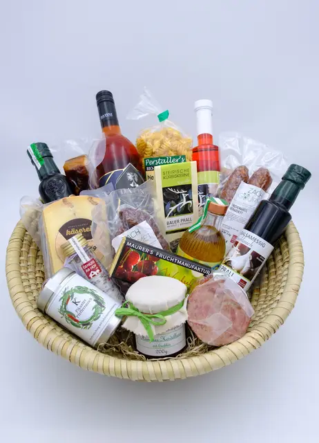 In den „Genuss ab Hof“-GenussLäden können Geschenkkörbe individuell aus regionalen Spezialitäten zusammengestellt und festlich verpackt werden. | Foto: Genuss ab Hof