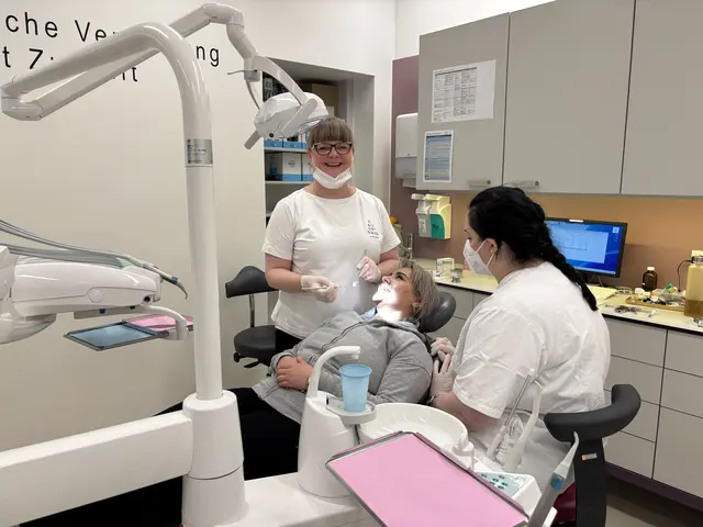 Julia Comperl (l.) hat sichtlich Freude an ihrer Arbeit als Zahnärztin im Neunerhaus. | Foto: Mathias Kautzky/MeinBezirk
