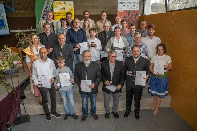 Die ausgezeichneten ImkerInnen und Imker aus dem Bezirk Imst. | Foto: Stefan Wörgetter