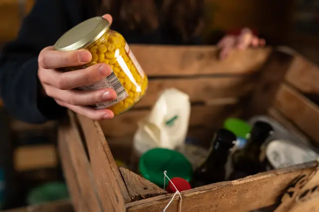 Anstatt täglich ein Türchen im Adventkalender zu öffnen und etwas herauszunehmen, wird für jeden Tag im Advent eine Spende, wie Nudeln, Duschgel oder Süßigkeiten für Kinder, in die Kiste hineingelegt.  | Foto: cornucopia