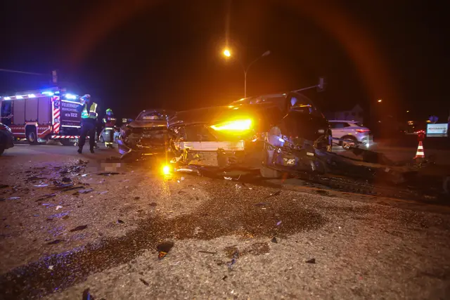 Bei einem heftigen Kreuzungscrash in Marchtrenk wurden zwei Fahrzeuge komplett demoliert und eine Person verletzt. | Foto: laumat.at