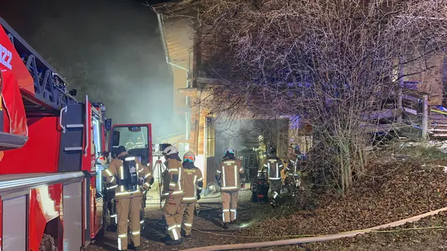 Feuerwehrkräfte löschen am 24. November in Söll einen Brand in einem Stallgebäude. Zeitgleich kam es in Kundl zu einem Pkw-Brand. | Foto: zoom.tirol