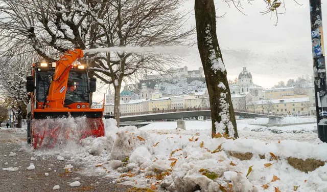 Rund 200 Mitarbeiter:innen sowie etwa 100 Einsatzgeräte stehen bereit, um Schnee und Eis auf insgesamt rund 450 Kilometern Straßen sowie 190 Kilometern Geh- und Radwegen zu beseitigen. | Foto: Symbolfoto: Stadt Salzburg/Alexander Killer