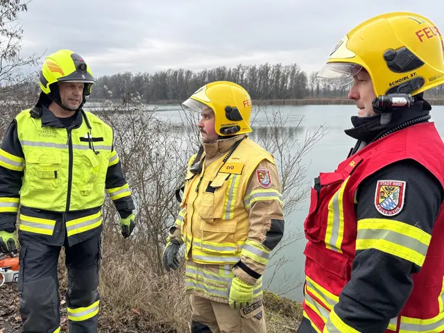Der Einsatzleiter der Feuerwehr St. Marienkirchen bei der Lagebesprechung mit Kameraden der Rieder Krangruppe.  | Foto: FF Ried