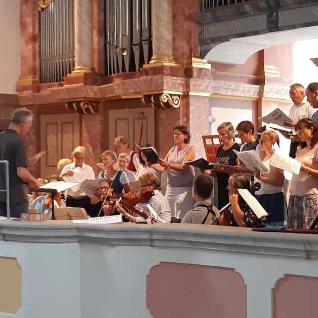 Der Kirchenchor Spital am Pyhrn lädt in der Weihnachtszeit wieder zu mehreren musikalisch gestalteten Gottesdiensten ein.  | Foto: Chor- und Orchestergemeinschaft Spital am Pyhrn