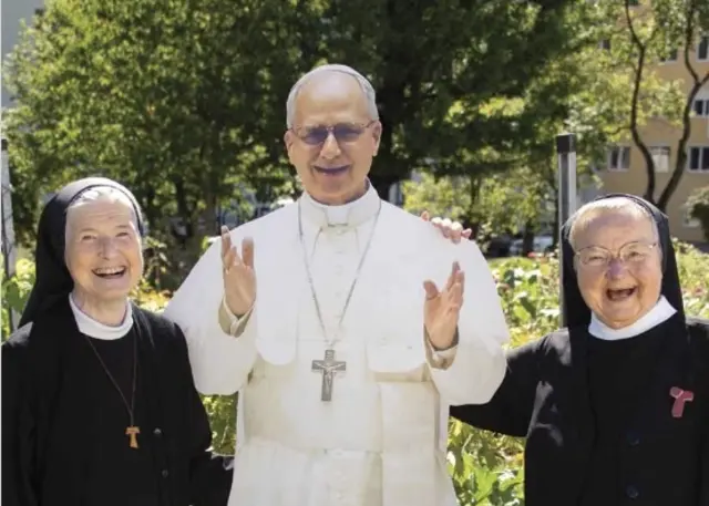 Sr. Rafaela Spiesberger (l.) und Sr. Irmengard Pauzenberger mit Papst Leo XIV. als Pappfigur am Cover. | Foto: Franziskanerinnen von Vöcklabruck